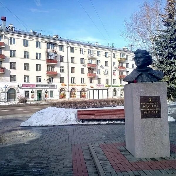 Памятник Рудневой на Бабушкинской. Памятник жене Рудневой Москва. Памятник на улице Руднева. Памятник Рудневу в Туле. Б ж александров