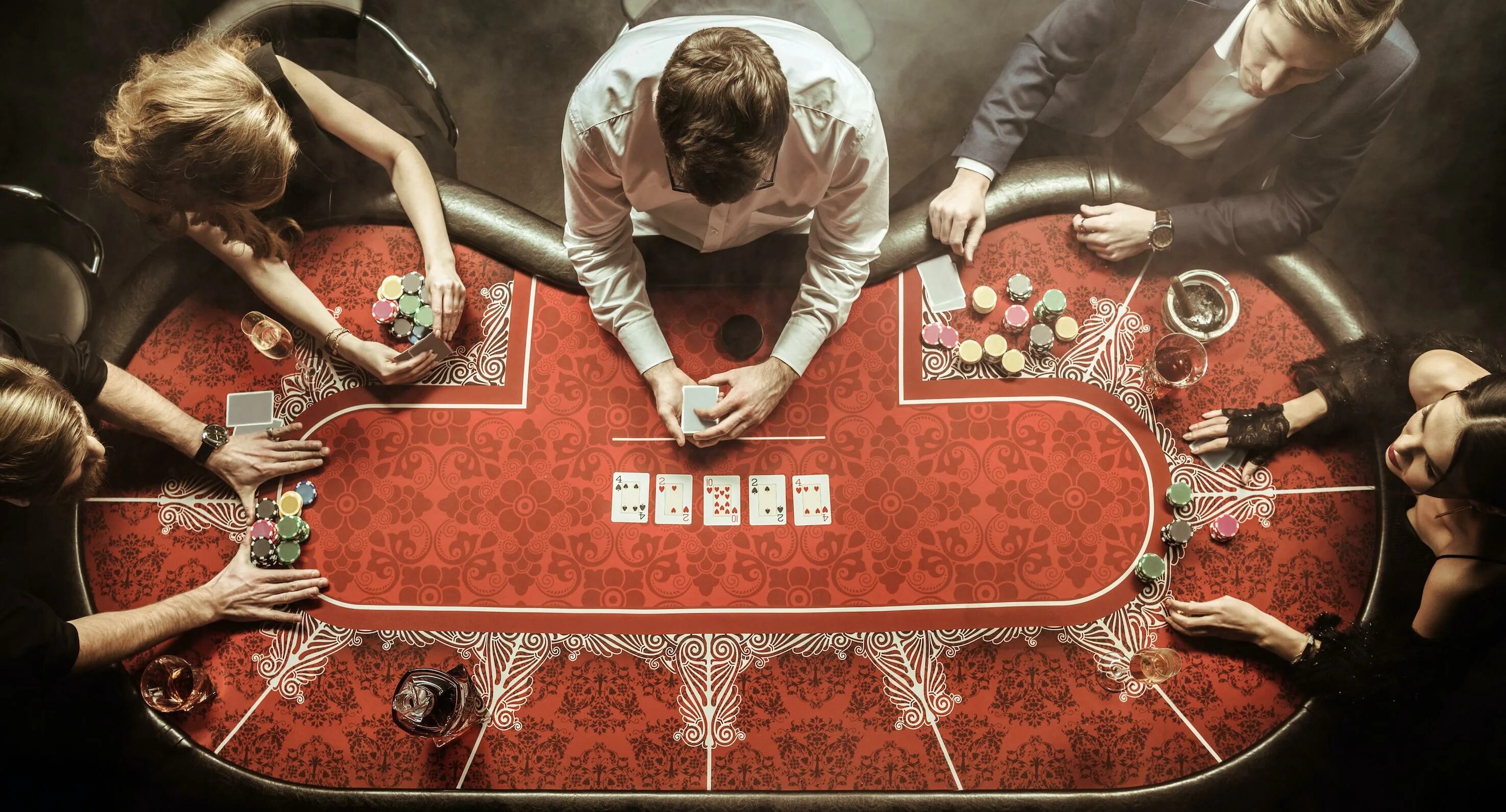 Игра за столом для мужчин. Казино карточные столы. Казино Покер. Казино картинки. Казино арт.