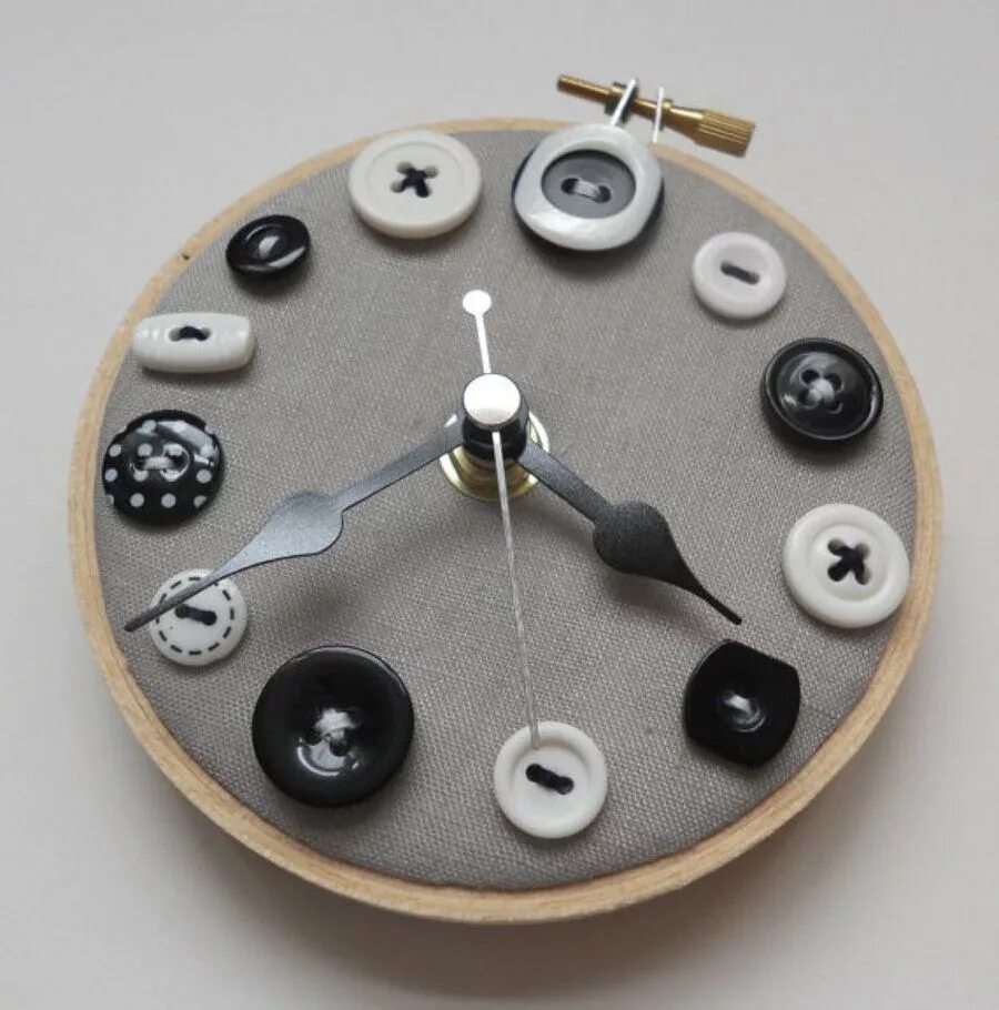 Часы из пуговиц. Поделка часы. Оригинальные настенные часы. Самодельные настенные часы.
