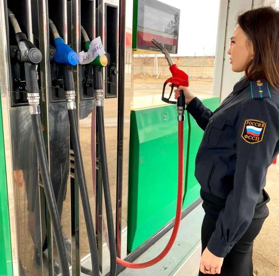 Судебного пристава город астрахань. Судебные приставы астрахань. закрытая бензоколонка. самый красивый судебный пристав.