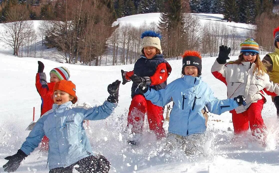 Игры зимой. Дети играют в снежки. Зимние игры на каникулах. Зимние игры фото. 19 января дети