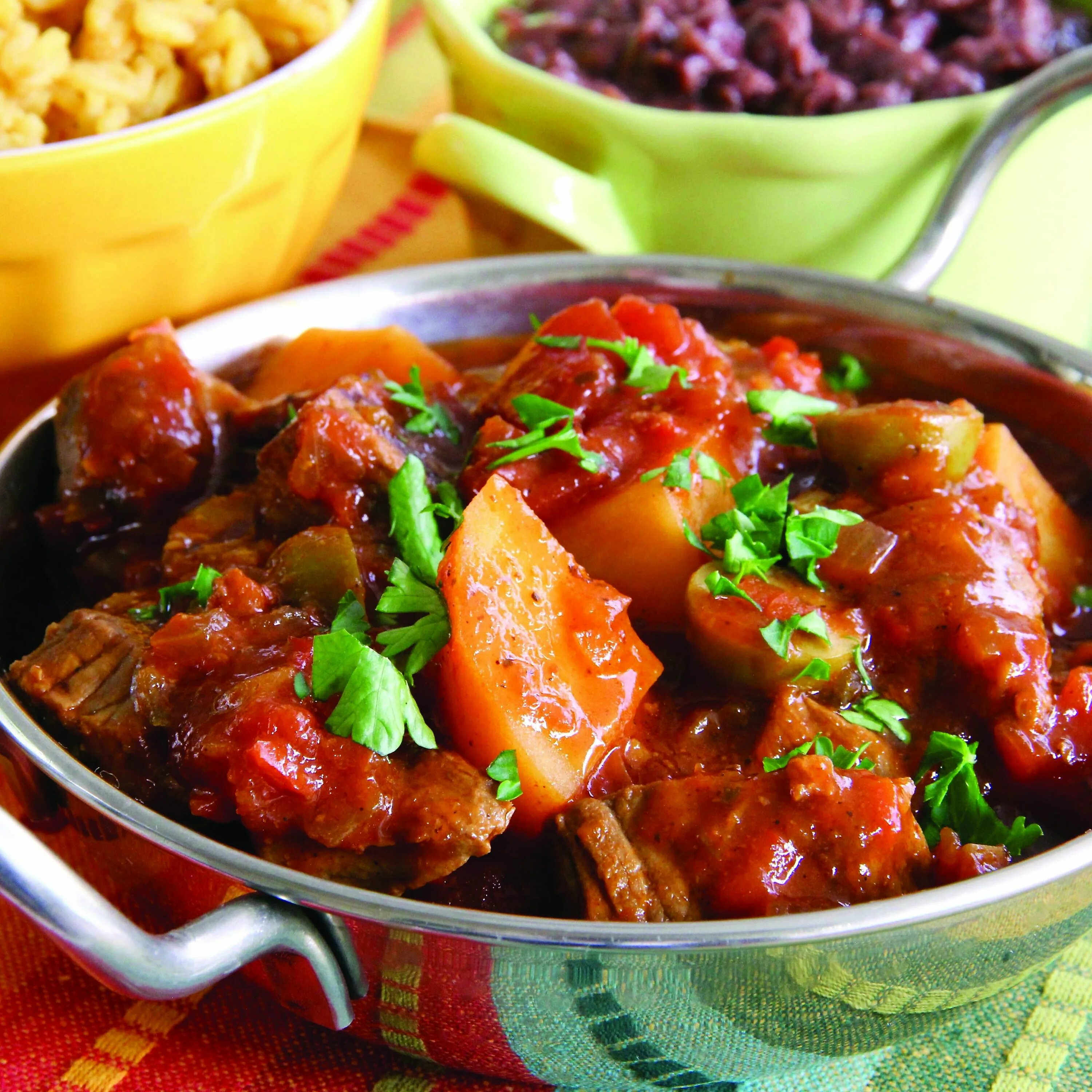 Рецепт свинины с овощами в соусе. Beef Stew тушенка. Гуляш в казане. Чахохбили тушенка. Говядина тушеная с овощами.