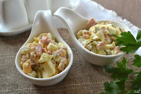 Салат с яйцом сыром и соленым огурцом