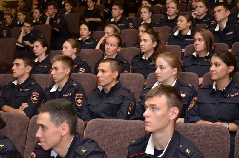 Образование следователя. Полицейский колледж. Девушки в колледже полиции. Курсанты МВД В актовом зале. Что нужно сдавать на мента