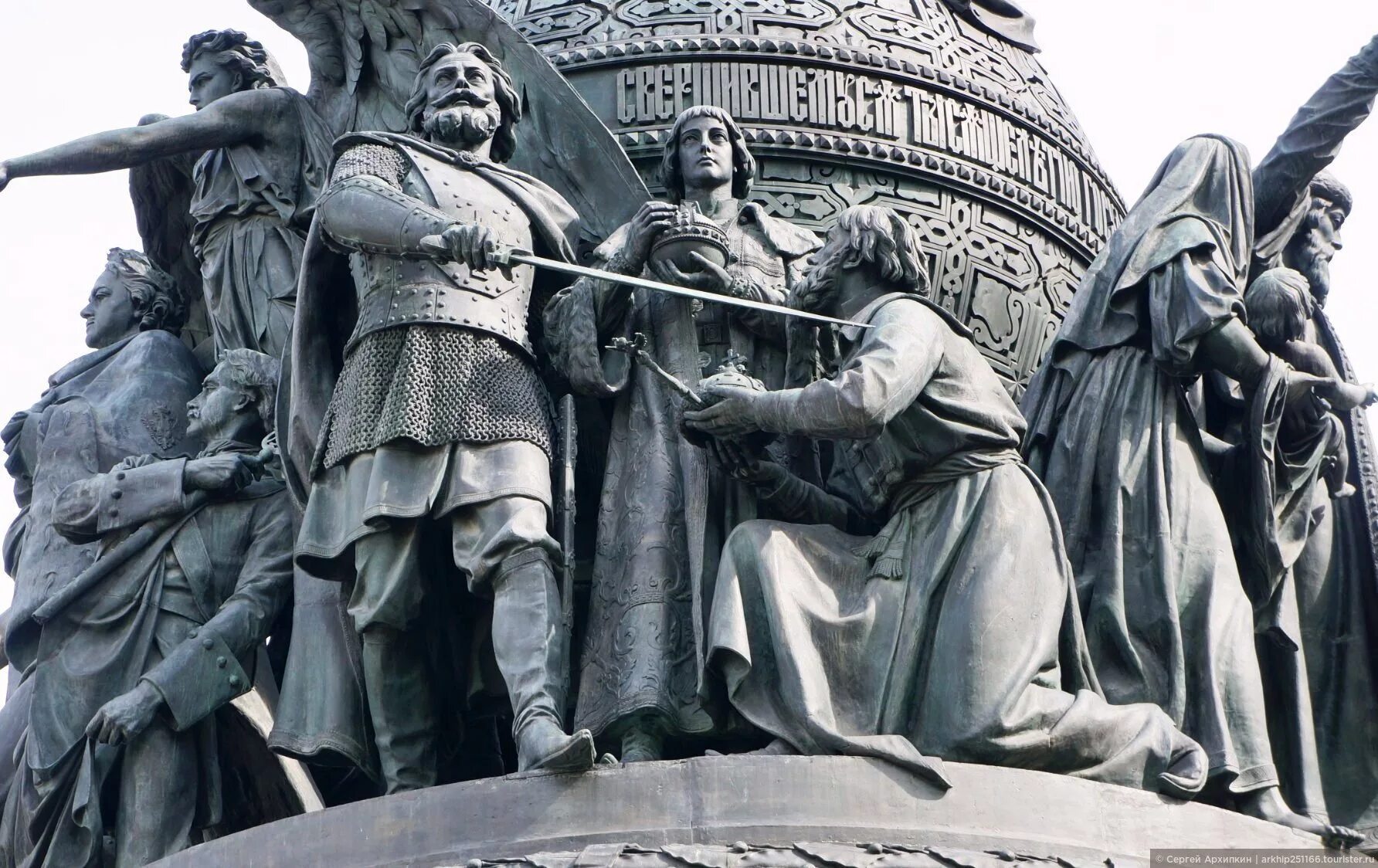 Памятниктысячилетия руси князь рюрик. Тысячелетие руси памятник великий новгород. Памятник тысячелетие россии калита. Памятник в новгороде тысячелетие руси. Великий новгород памятник 1000 руси.