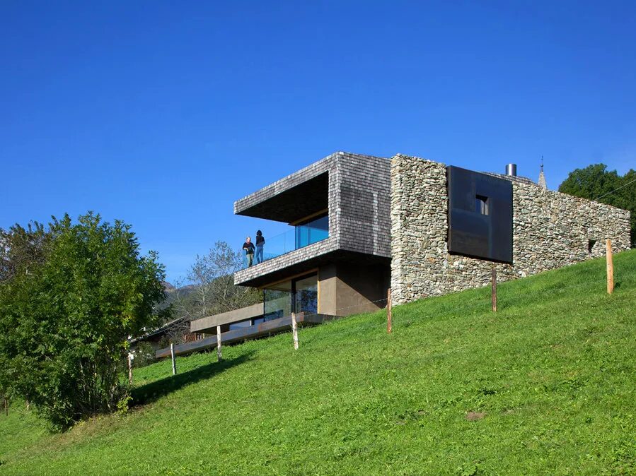 дом на вершине холма. экодом в холме голландия. дом на бугре. дом на холме в швейцарии. дом на каменной возвышенности.