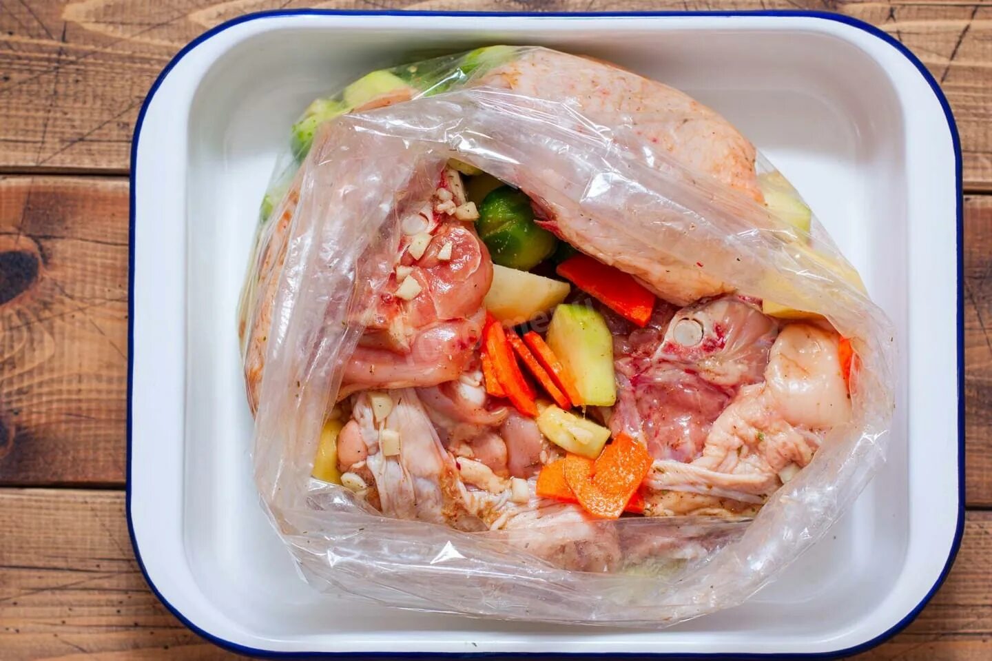 Рис с курицей в пакете для запекания. Курица с овощами в духовке в рукаве. Курица с овощами в рукаве для запекания. Курица запечённая с овощами в рукаве. Овощи с курицей в рукаве для запекания в духовке.
