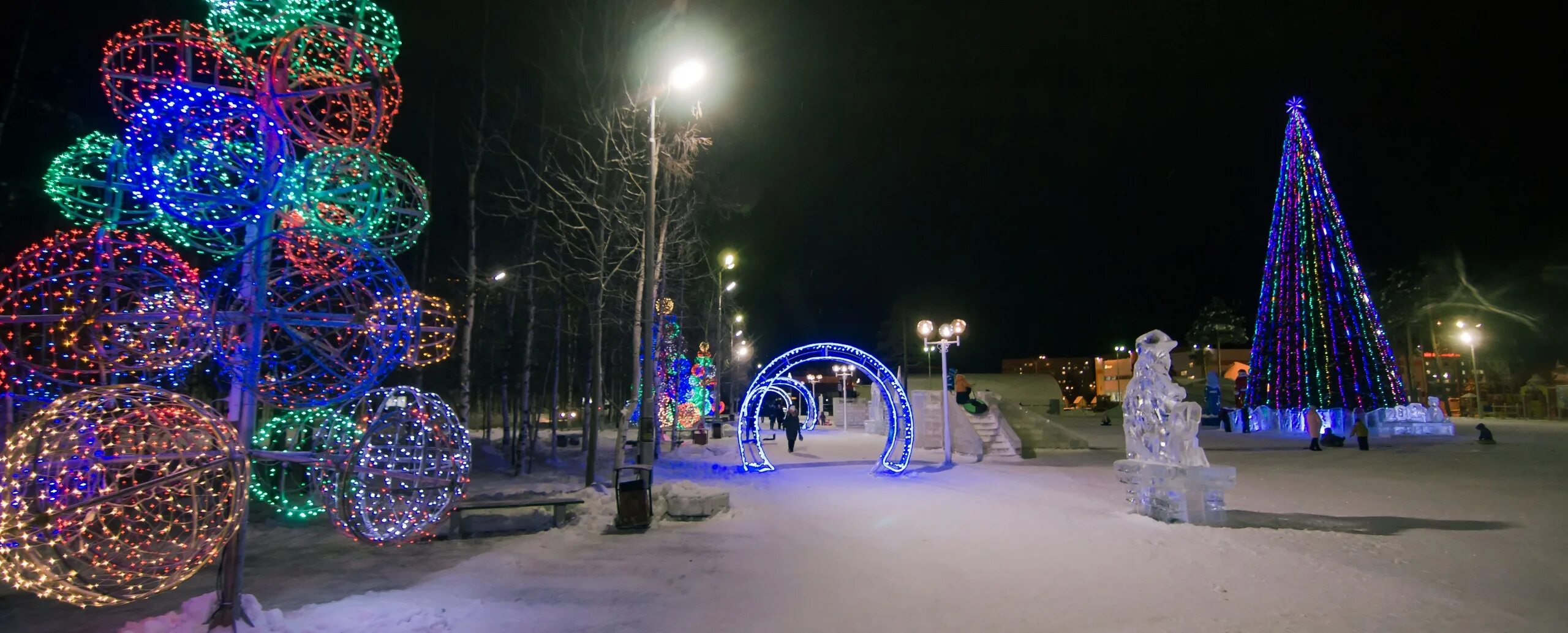 Когалым зимой. Снежный городок Когалым. Когалым ледяной городок. Когалым 2022. Центральная площадь Когалым.