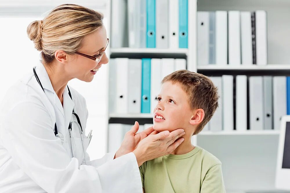 Обследования ребенка перед школой. Эндокринолог. Детская эндокринология. Детский эндокринолог. Ребенок у эндокринолога.