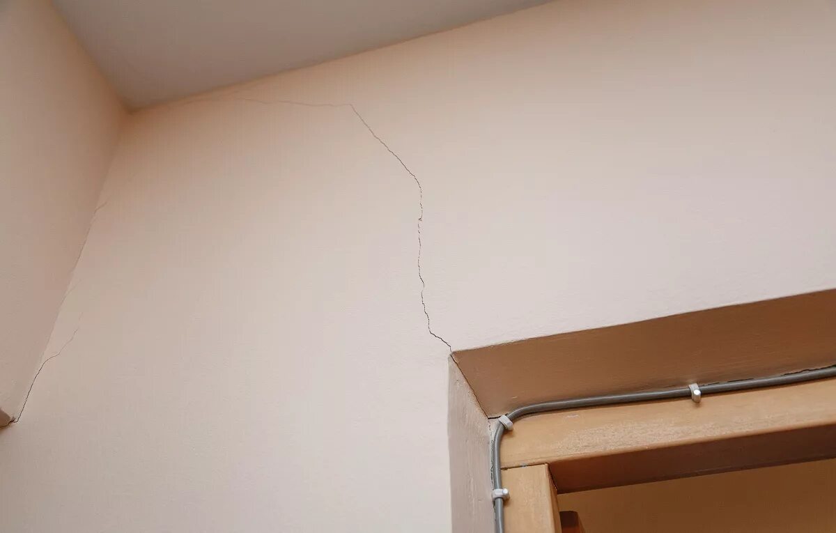 Трещина в стене. Трещины в местах сопряжения перегородок с потолками. Трещина в межкомнатной стене. Трещины в местах сопряжения перегородок с потолками, редкие сколы.