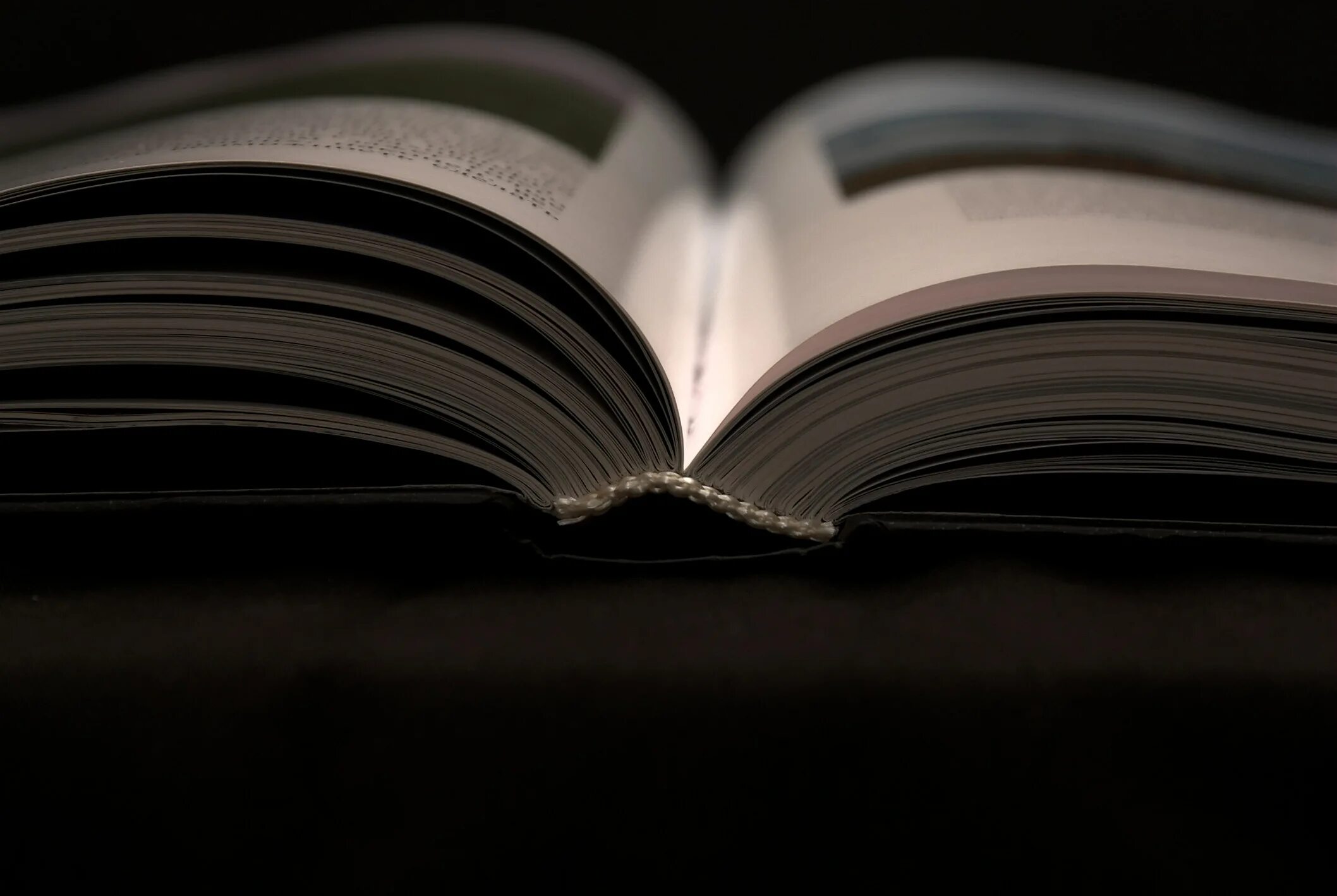 блокнот белый на пружине. книжный лист. книга на черном фоне. плотный раскрытый. разворот книги.