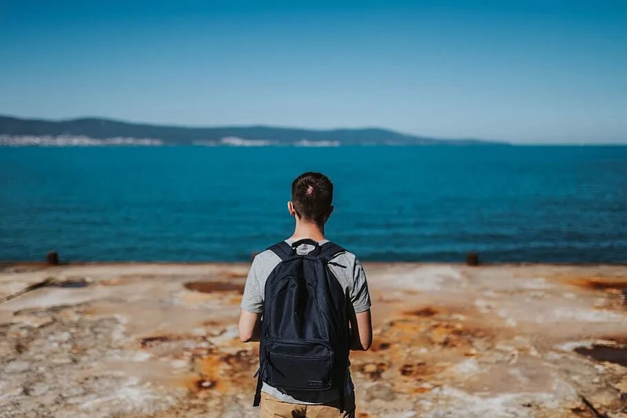Go to the sea. Люди на море. Мужчина на море. Человек сзади. Фото людей на море.