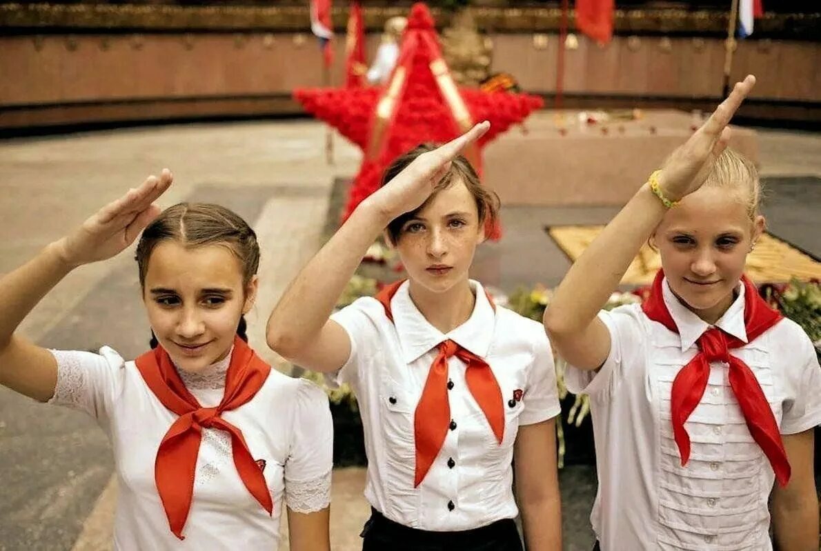 Кафе пионер йошкар-ола. Вечеринка в стиле пионеров. Красивые ученицы. Прически пионеров. Девочка пионер.