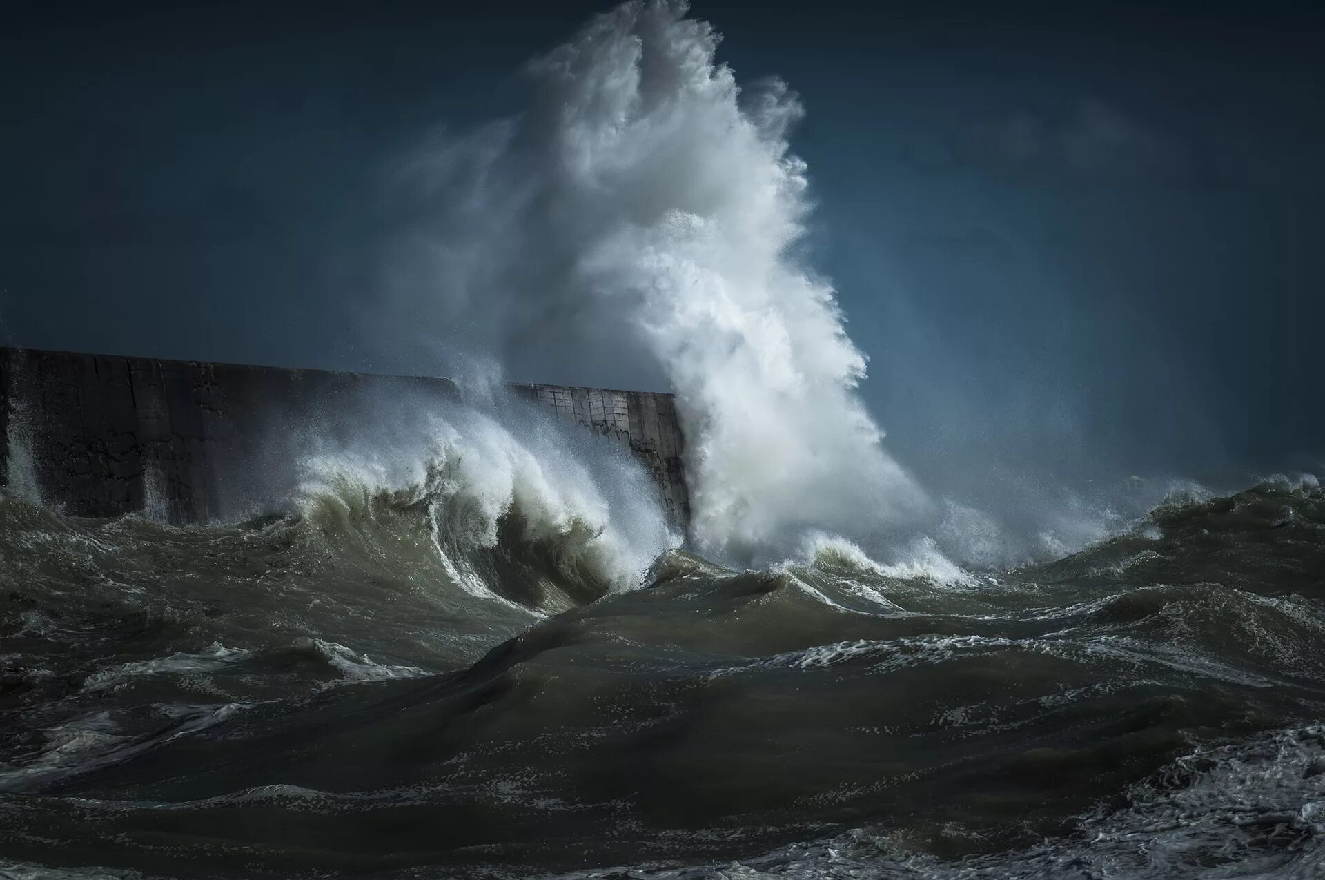 Корабли и огромные волны. Море шторм. Огромные волны. Страшный шторм. Шторм в океане.