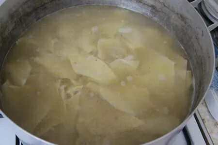 Мясо в тесте в бульоне