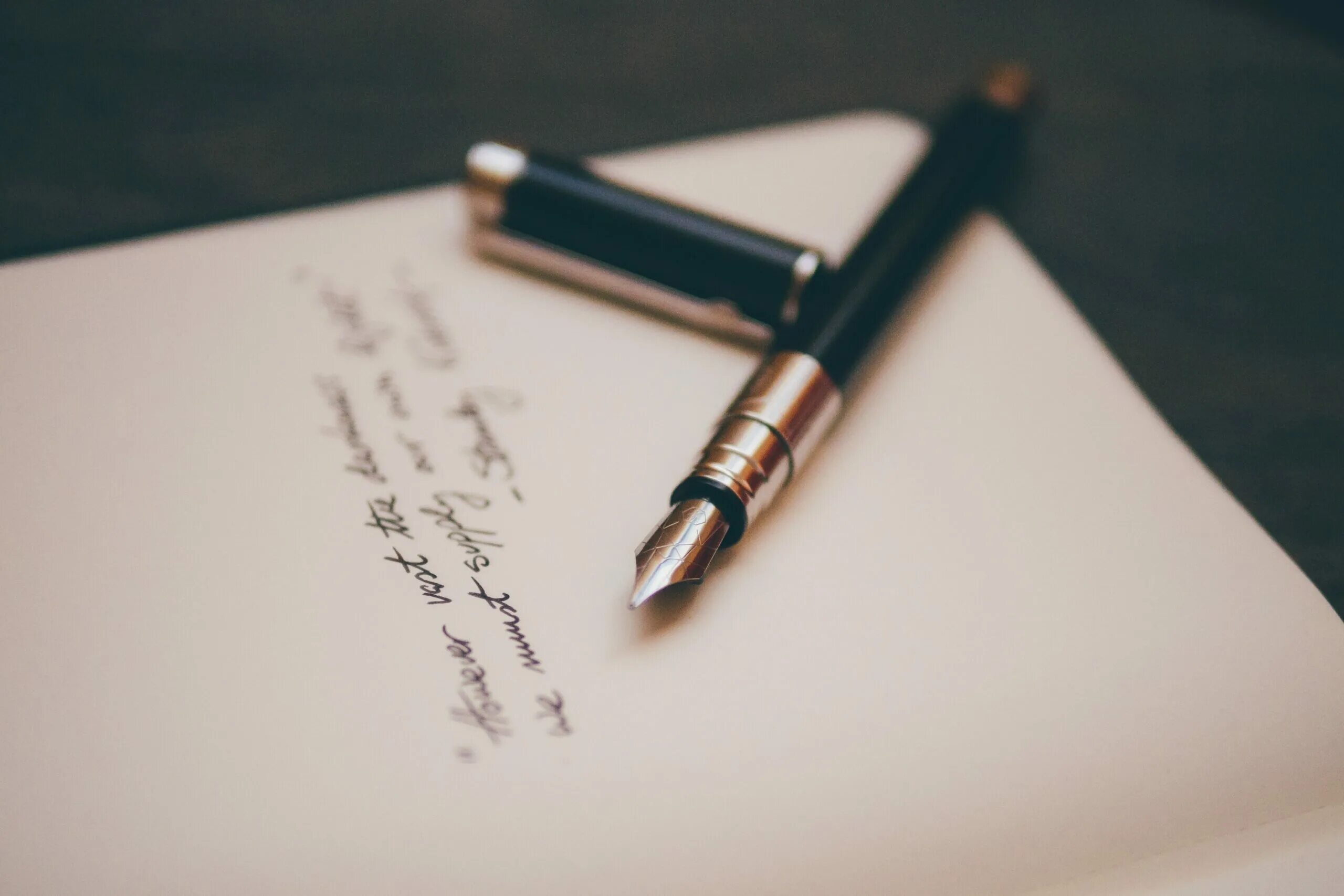 Что нужно для писателя. Ручка и бумага. Красивый блокнот с ручкой. Лист и ручка. Ручка для письма.