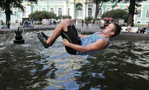 Вдвшники купаются в фонтане