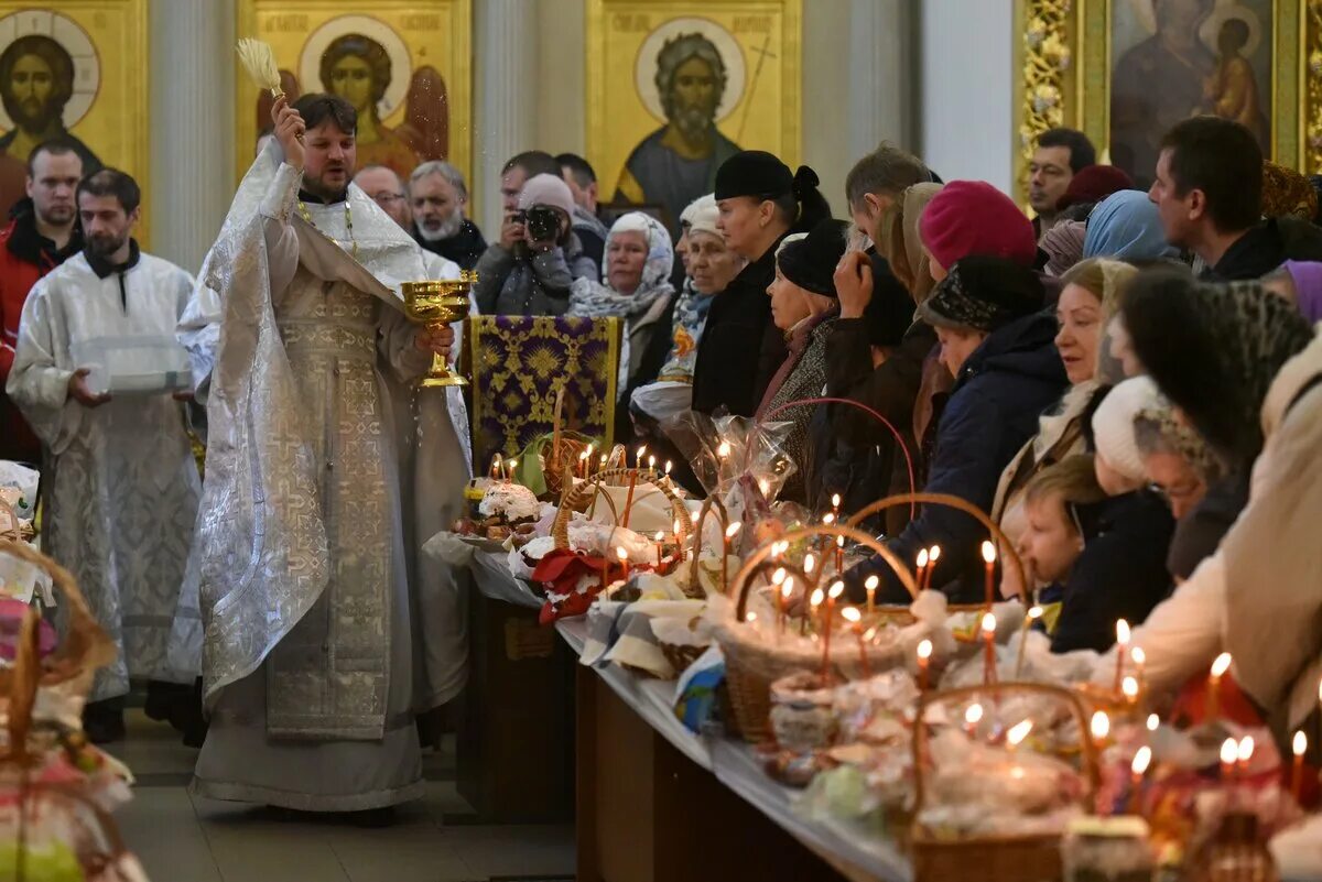 Празднование Пасхи в храме. Пасха Церковь. С праздником Пасхи Церковь. Праздничная служба в церкви.