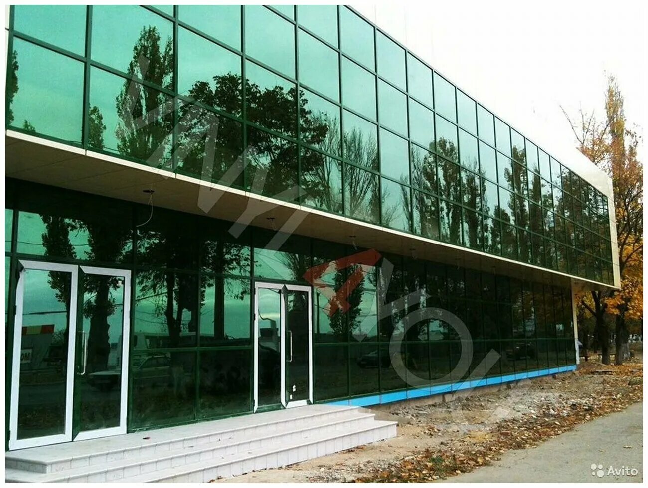 фасады с тонированным стеклом. зеркальная тонировка балкона. тонировка окон в квартире. тонировка окон. зеркальная пленка на фасаде.