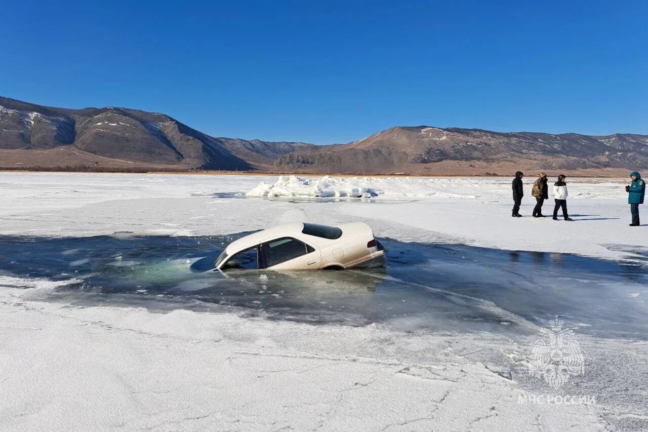 Лед на озере. Машина провалилась под лед на байкале. Лед байкала. Автомобиль провалился под лед. Байкал и машины провалились.