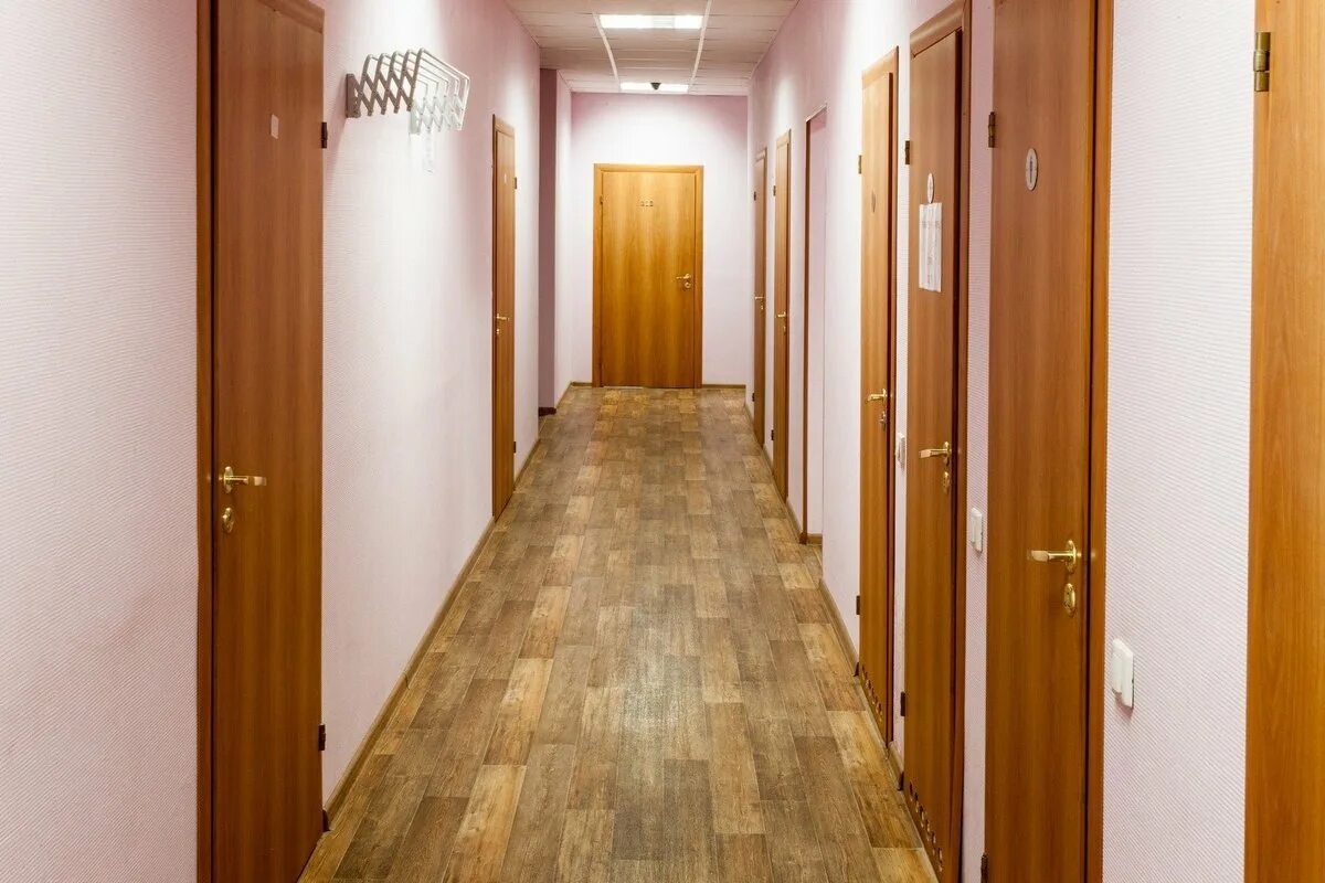 Коридор общежития. Ремонт коридора в общежитии. Интерьер коридора в общежитии. Проект коридора в общежитии. Общежитие парк