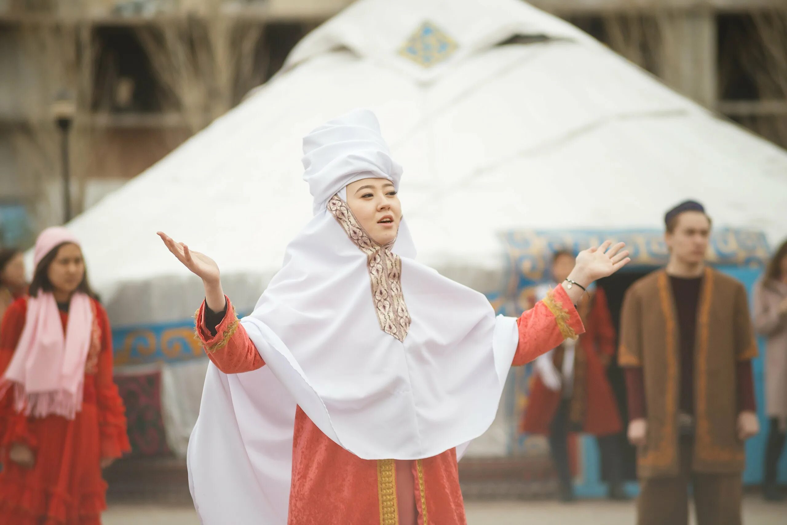 Традиция шашу. Традиции и обычаи казахского народа шашу. Шашу у казахов. Казахский обряд шашу.