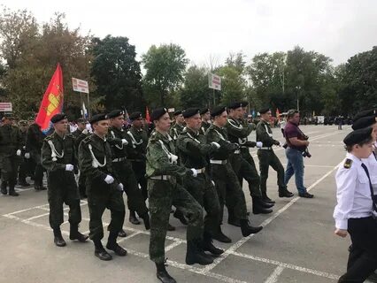 Строй поет