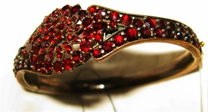 Гранат пироп бусины. Гранатовый браслет красный. Брошка гранат. Красный камень гранат и рубин. Подарки вере гранатовый.