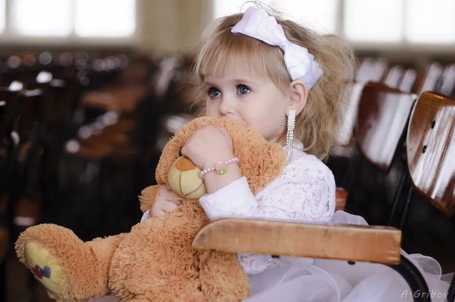 маленькая леди фильм 2012 кадры. маленькая леди язык. маленькая леди язык. маленькая леди киров. замечательная маленькая леди улыбается на синим фоне.