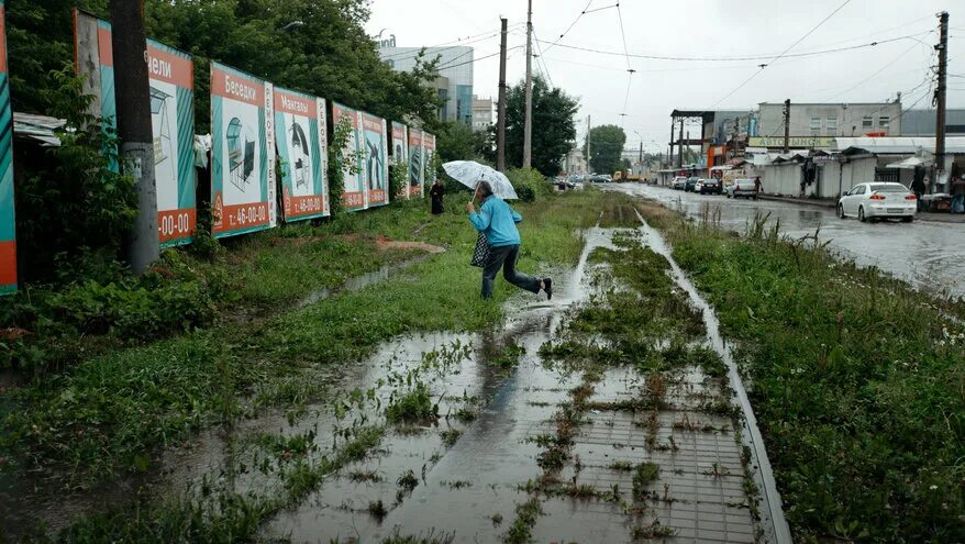 16 большие дожди. Дождь в Смоленске. Дождливая дорога в городе. Дождь в мм. Большие лужи.