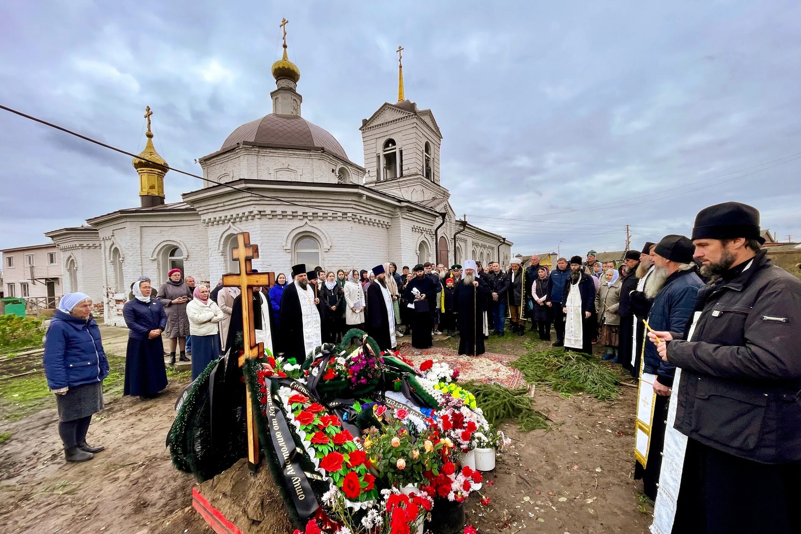 На отпевание в церковь в брюках. На отпевание в церковь в брюках