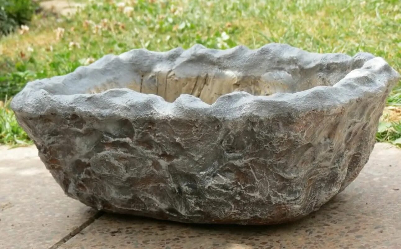 бетонные вазоны для цветов. вазоны из камня. цветочные вазоны уличные. кашпо stone planter. уличные деревья в горшках.