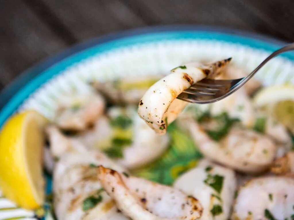 рецепты со свежим кальмаром. кальмар вторые блюда. кальмар готовый. рецепты со свежим кальмаром. жареный кальмар.