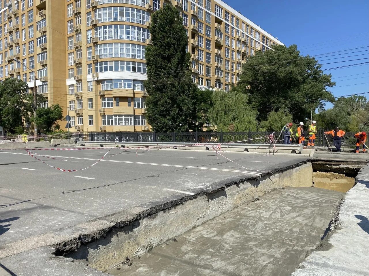 Улица толстого симферополь. Симферополь мост на улице Толстого. Мост Салгир Симферополь. Мостовая улица. Мост на Толстого Симферополь провалился.