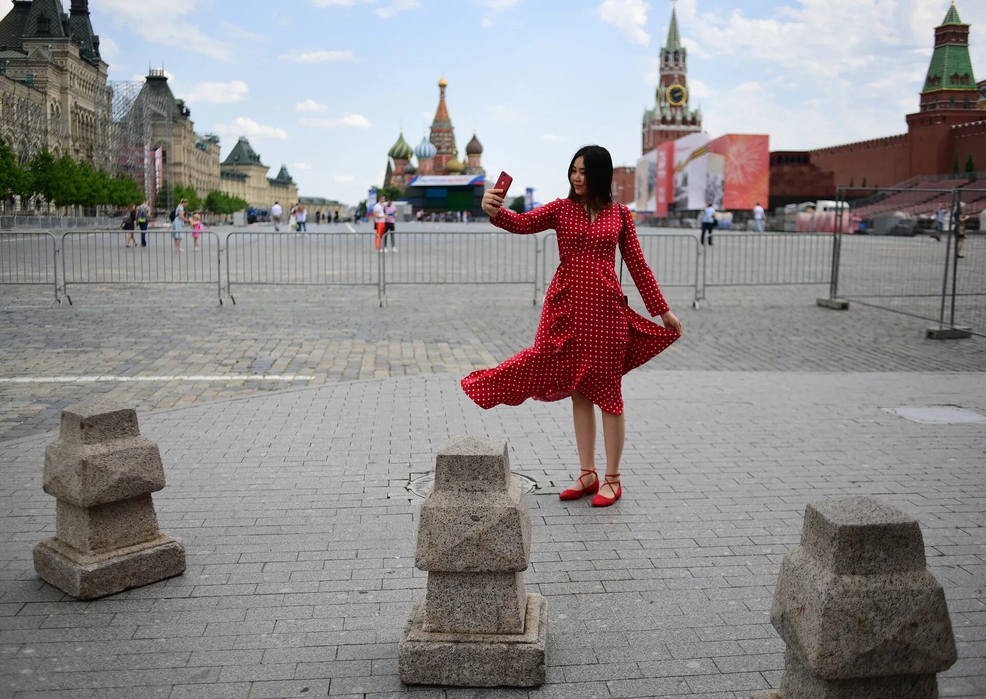 Девушка на красной площади. Фотосессия на красной площади. Фотосессия на красной площади летом. Фотосессия в Москве на красной площади.