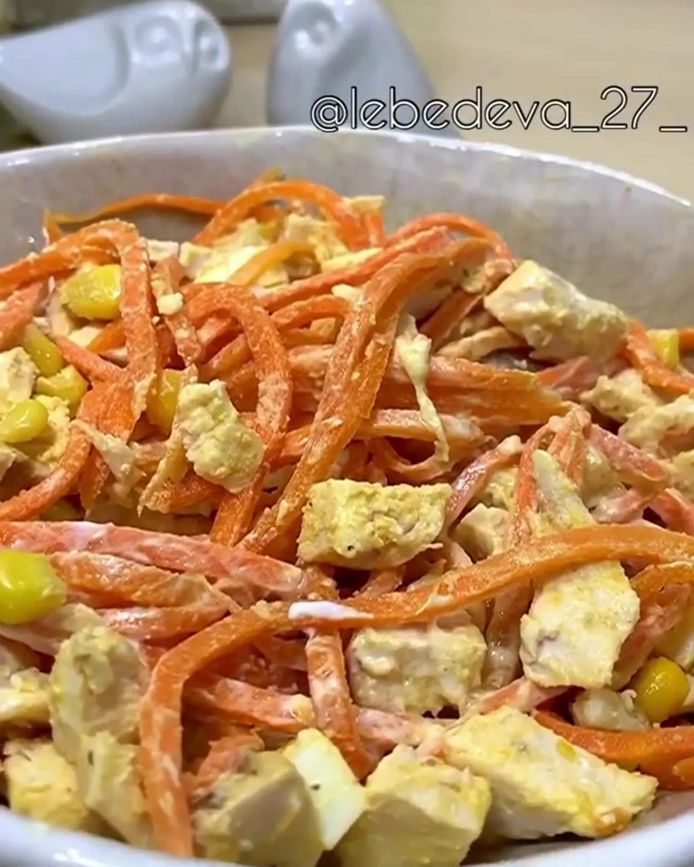 Копченая курица перец корейская морковь. Салат с копчёной курицей и корейской морковью и чипсами. Салат из индейки с корейской морковью. Куриная грудка по корейски. Салат с морковкой по-корейски и копченой курицей.