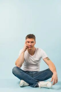 Мужик сидит на полу