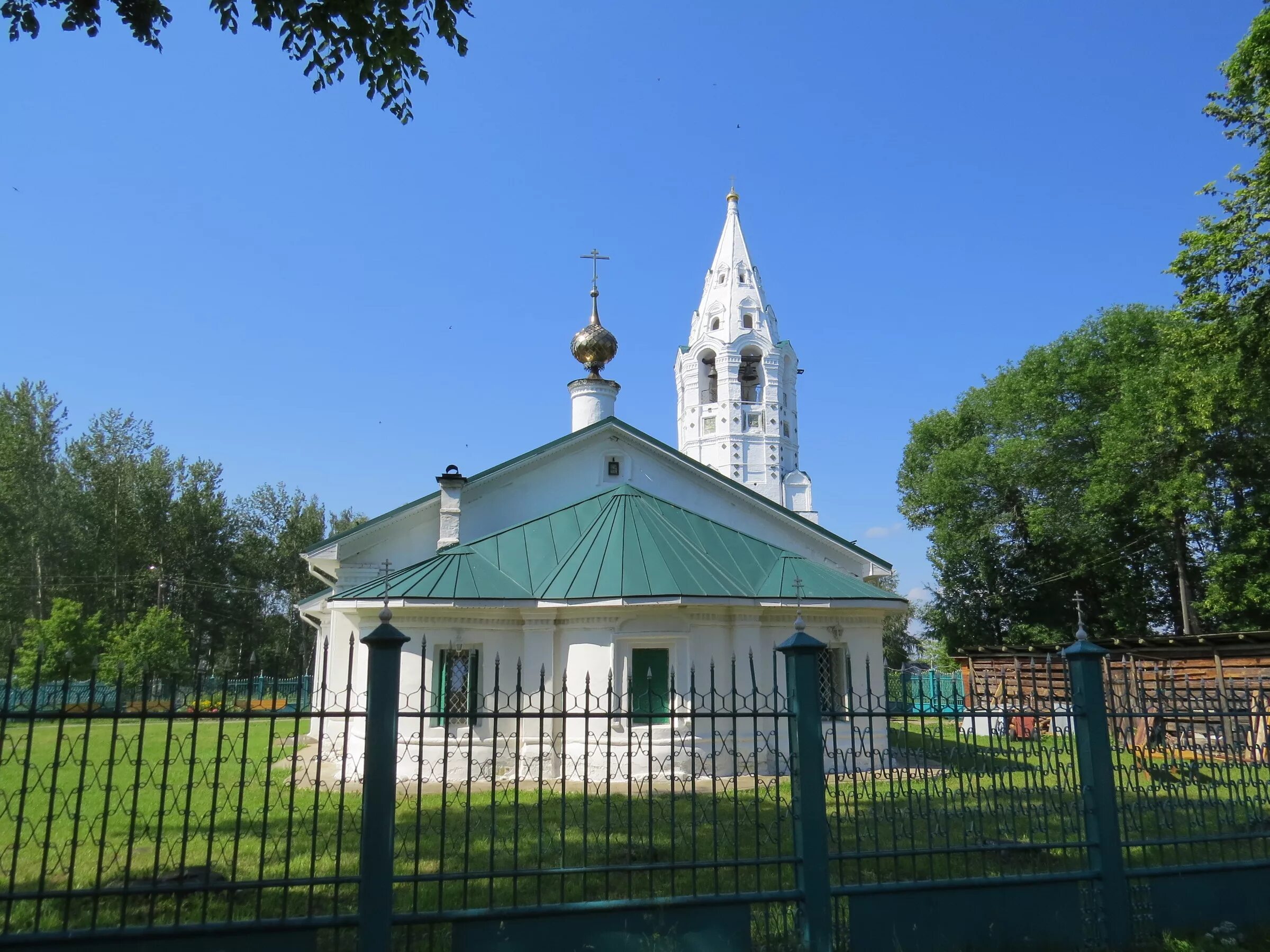 Храм левый берег. Покровская Церковь Тутаев. Храм Покрова Пресвятой Богородицы Тутаев. Г.Тутаев храм Покровский. Покровская Церковь г.Тутаев (Романов-Борисоглебск).