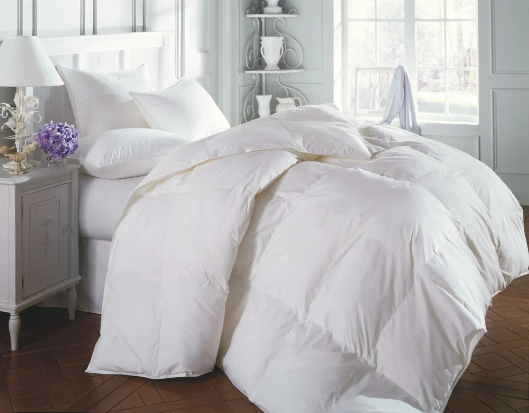 Включи белый мягкий. Красивое одеяло. Одеяло на кровати. Постельное с одеялом. Кровать с постельным бельем.