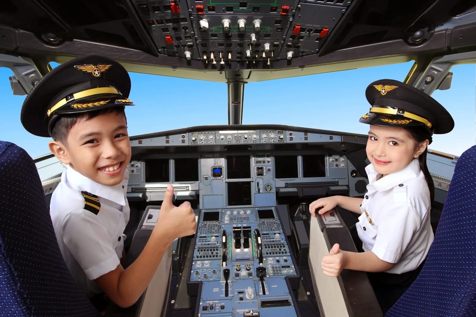 Самолет для детей. Ребенок с самолетиком. Летчик. Пилот самолета. Летчик для детей.