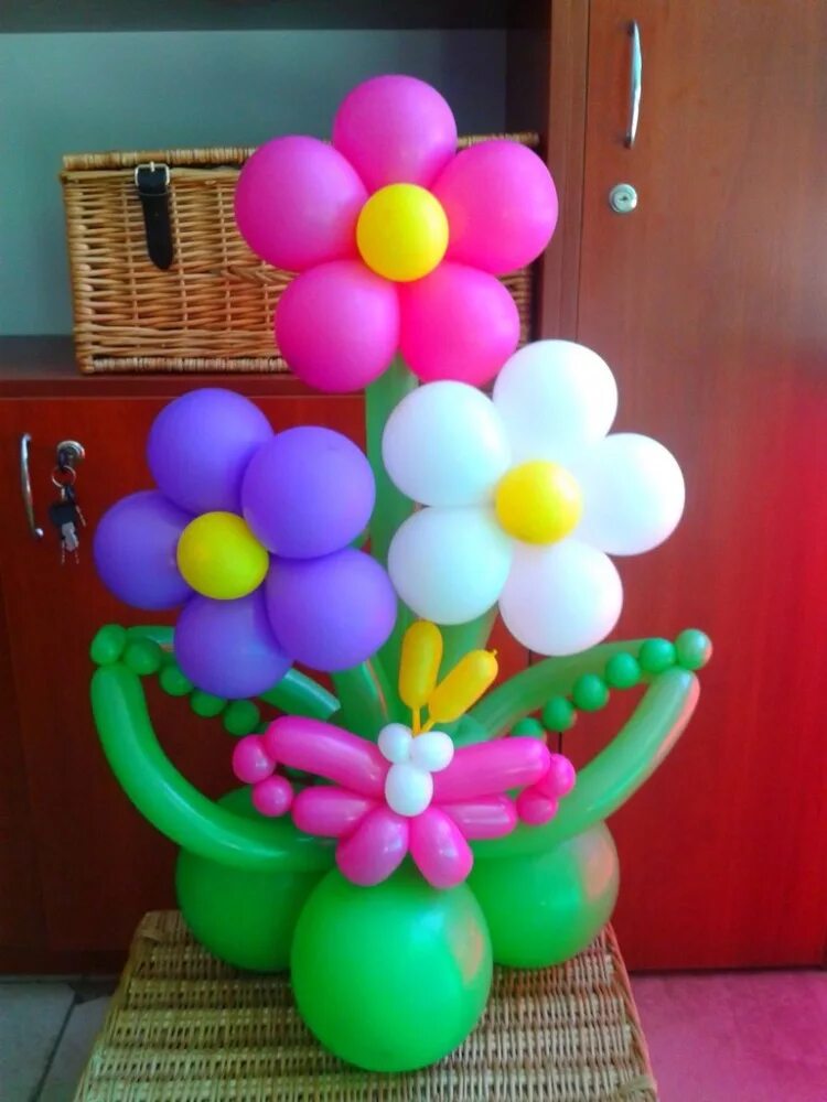 8 из воздушных шаров. Букет из воздушных шаров. Цветы из шариков. Цветы из шариков воздушных. Цветы из круглых воздушных шаров.