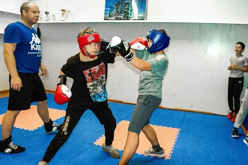 посещает секцию бокса