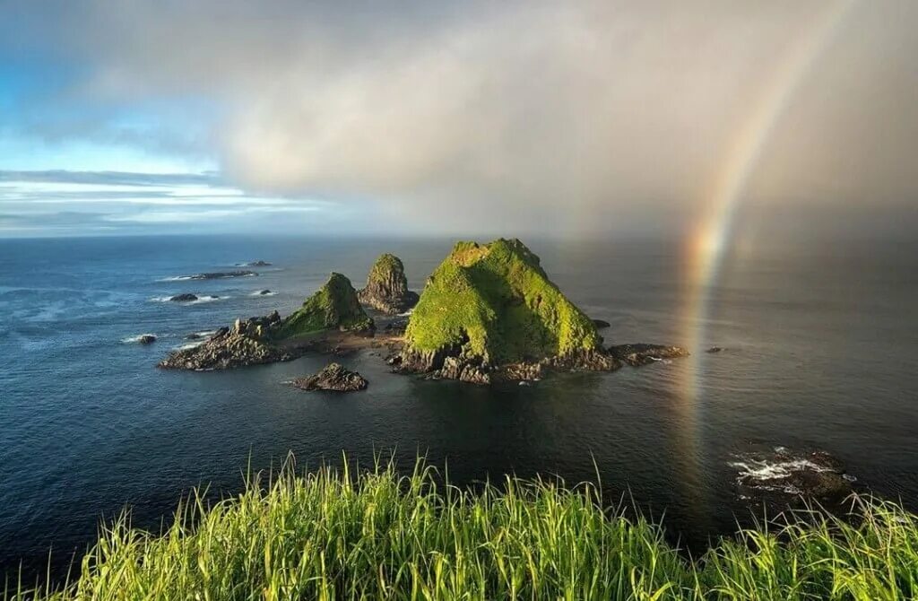 Остров итуруп курильские острова. Курильские острова итуруп. Курильские острова итуруп. Вулкан атсонупури итуруп. Плато янкито итуруп.