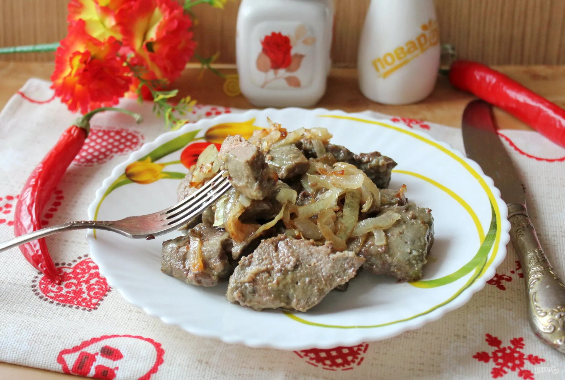 Печень жареная в муке. Печёнка говяжья жареная с луком. Сочная говяжья печенка с луком. Жареная печень говяжья с луком на сковороде. Жареная печень в муке.