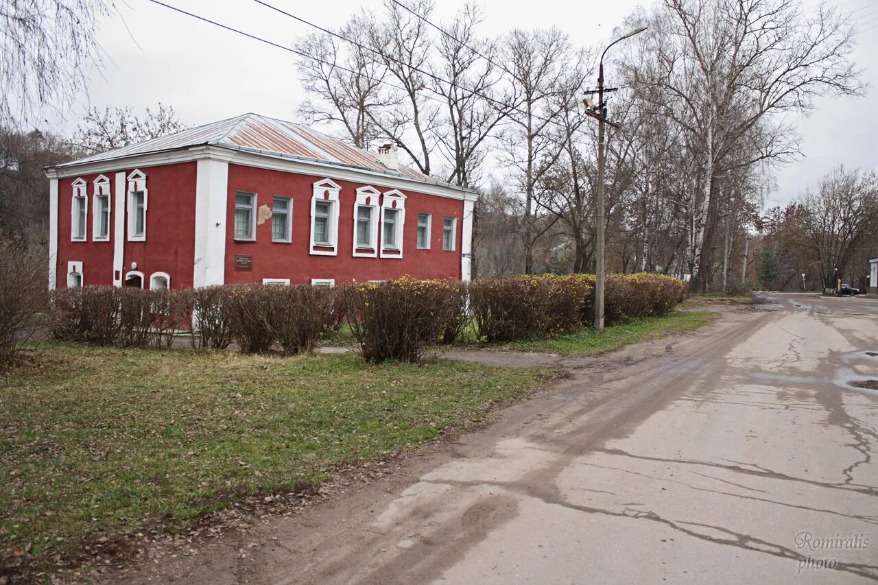 Здание краеведческого музея ржев. Ржевский краеведческий. Краеведческий музей ржев. Краеведческий музей ржев. Домик островского ржев.