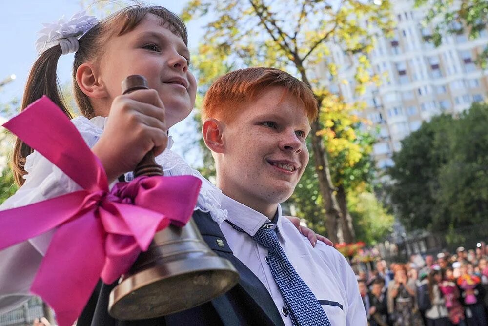 Ролик на первое сентября. Смешные школьники на 1 сентября. 1 сентября дети. 1 сентября. Школьники на линейке.