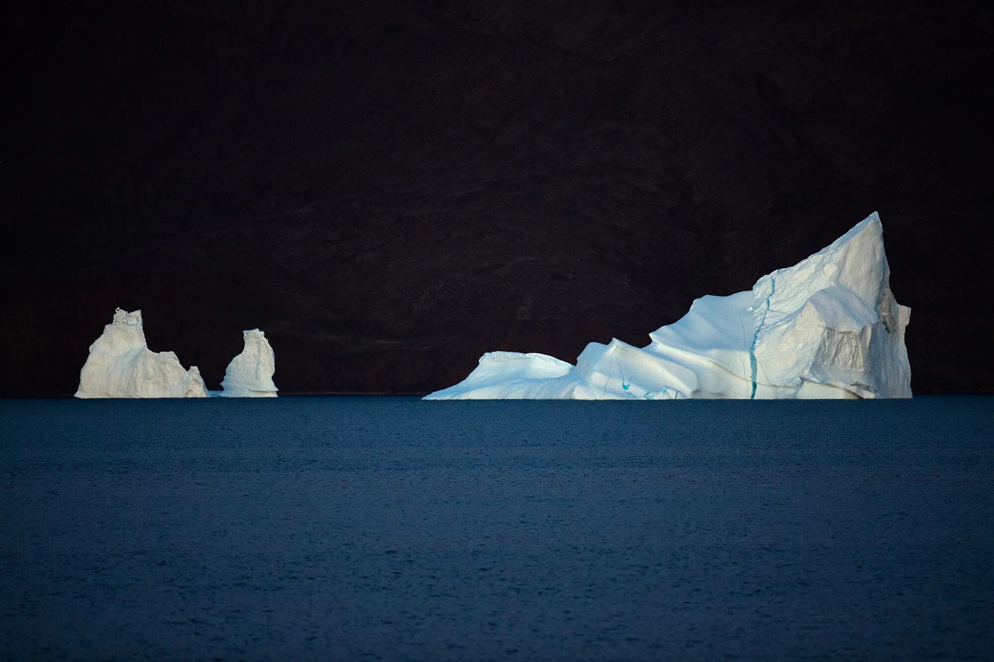 Большой остров покрытый льдами. Ледники Гренландии. Гренландия ледник Ледниковый щит. Гренландский ледяной щит. Ледники Гренландии фото.