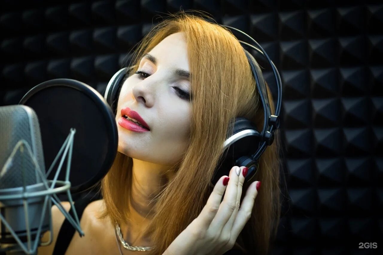 Песня в подарок в студии звукозаписи. Ashaime records нск. Out of records. Виртуоз логотип. Out of records.