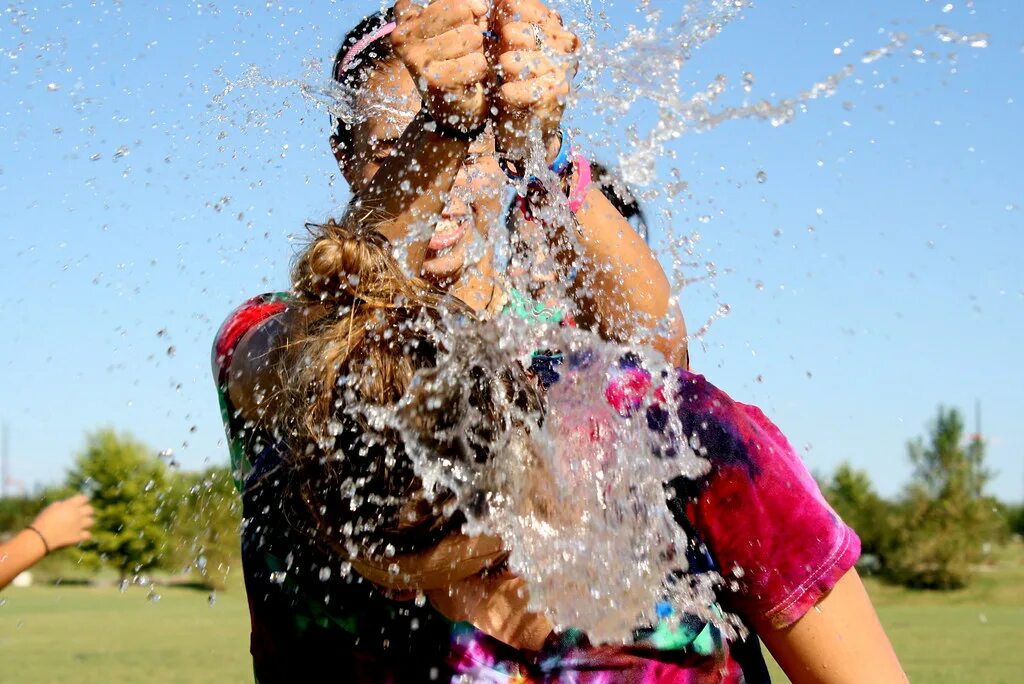 Развлечения летом. Летние картинки. Наполнила себя водой. Наполненный водой. Water fights