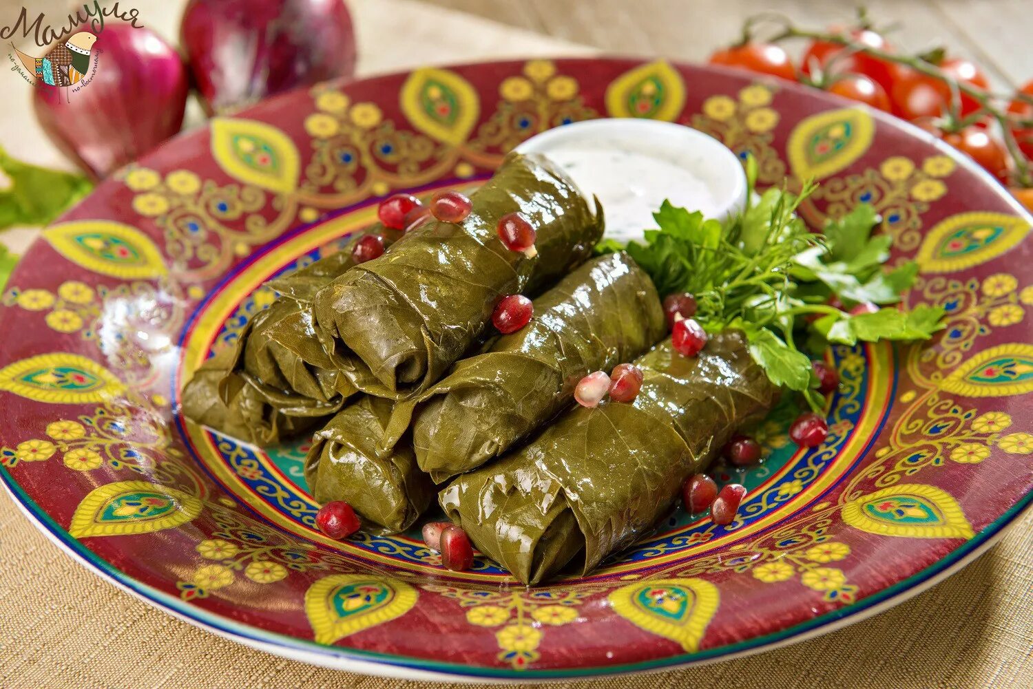 корейские голубцы. голубцы с гарниром фото. турецкая сарма из виноградных листьев. фото голабки - польские голубцы с мясом. голубцы на тарелке.